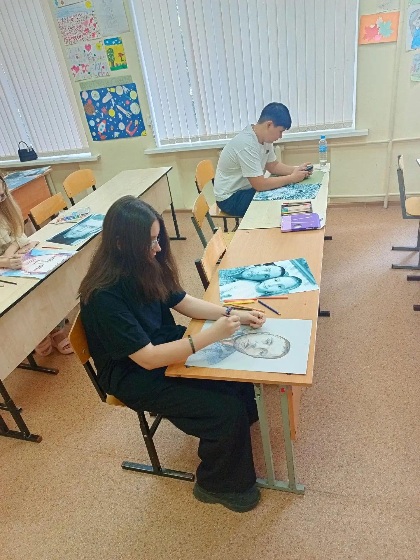 В Заинске дети нарисовали портреты отцов-героев СВО