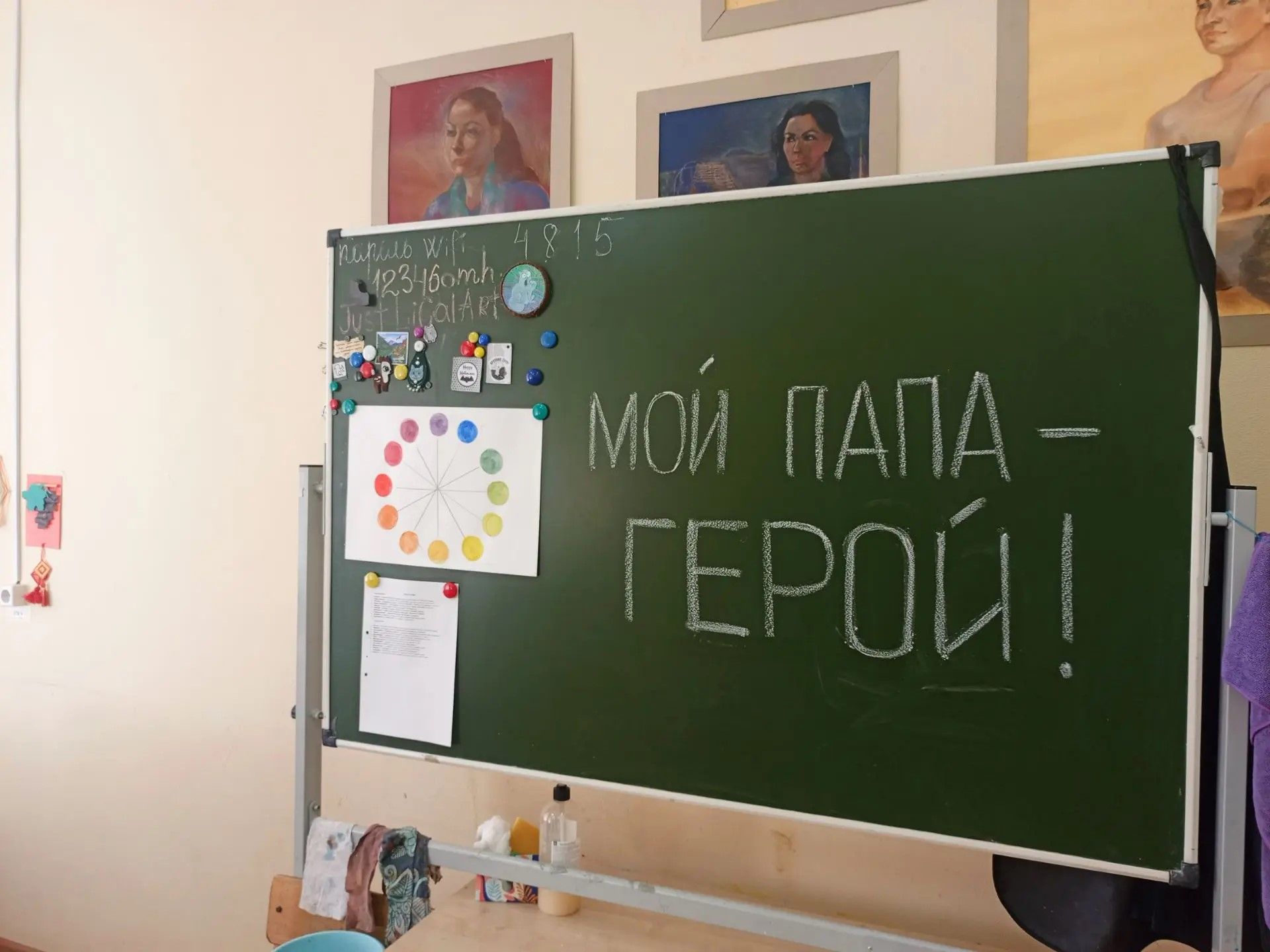 В Заинске дети нарисовали портреты отцов-героев СВО