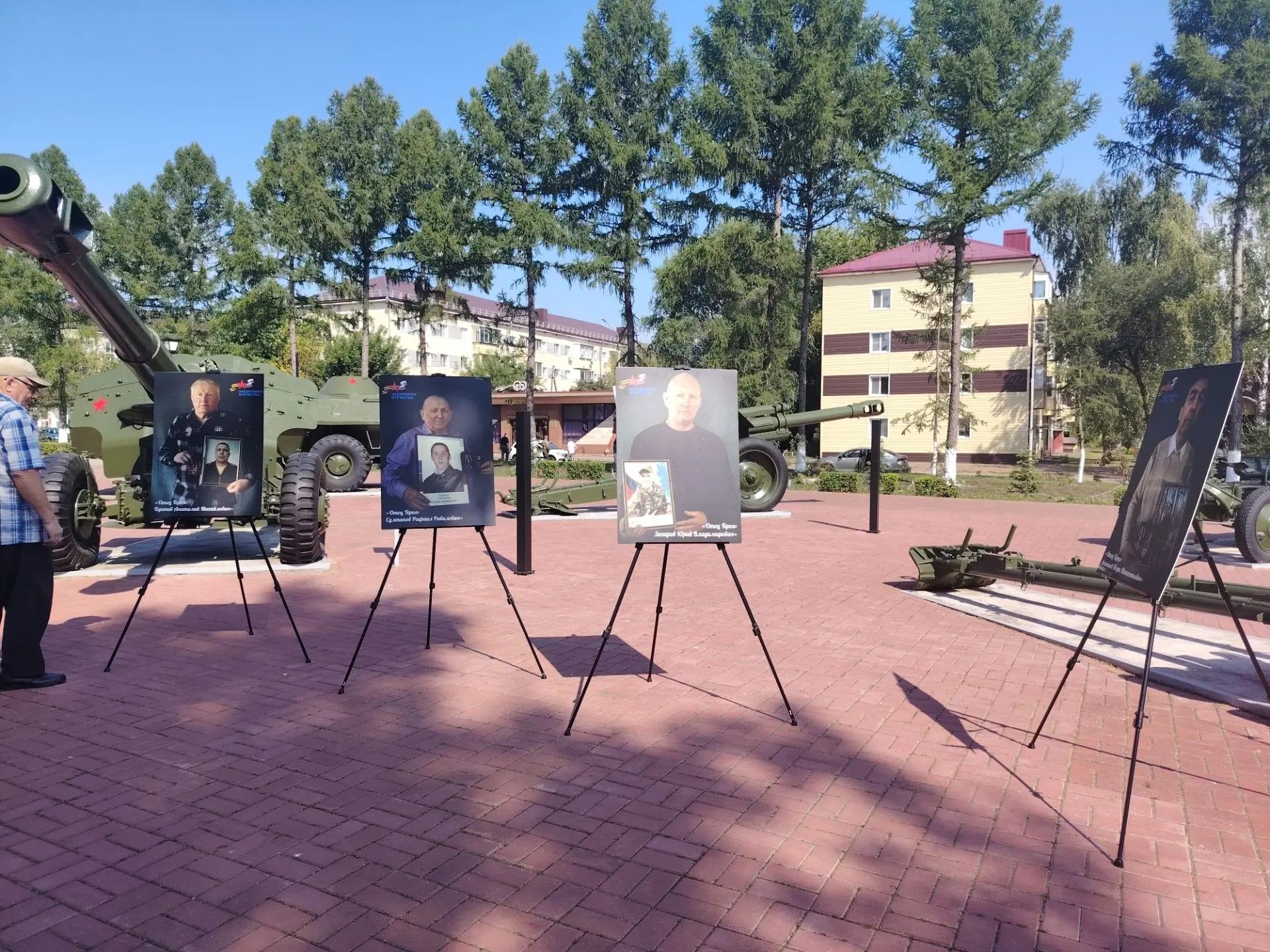 В День открытия монумента в Заинске представили фотопроект «Отец героя»