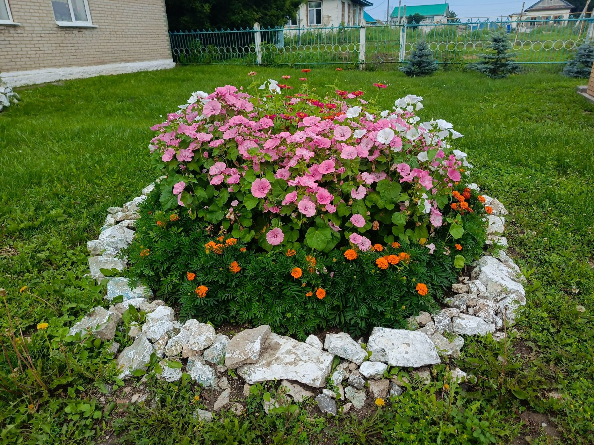 Имәнлебаш мәдәният йорты гөл-чәчәкләргә күмелгән