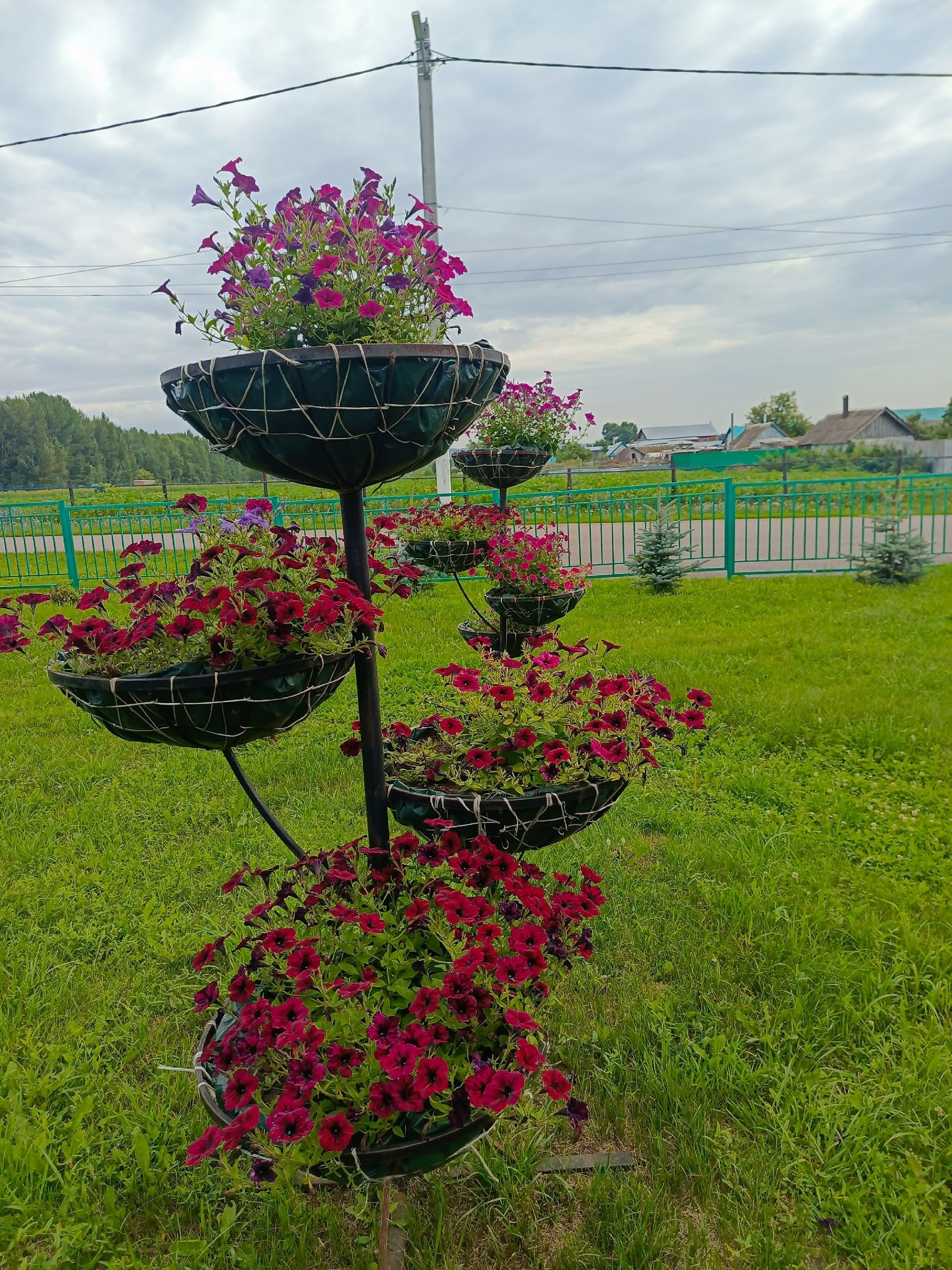 Имәнлебаш мәдәният йорты гөл-чәчәкләргә күмелгән