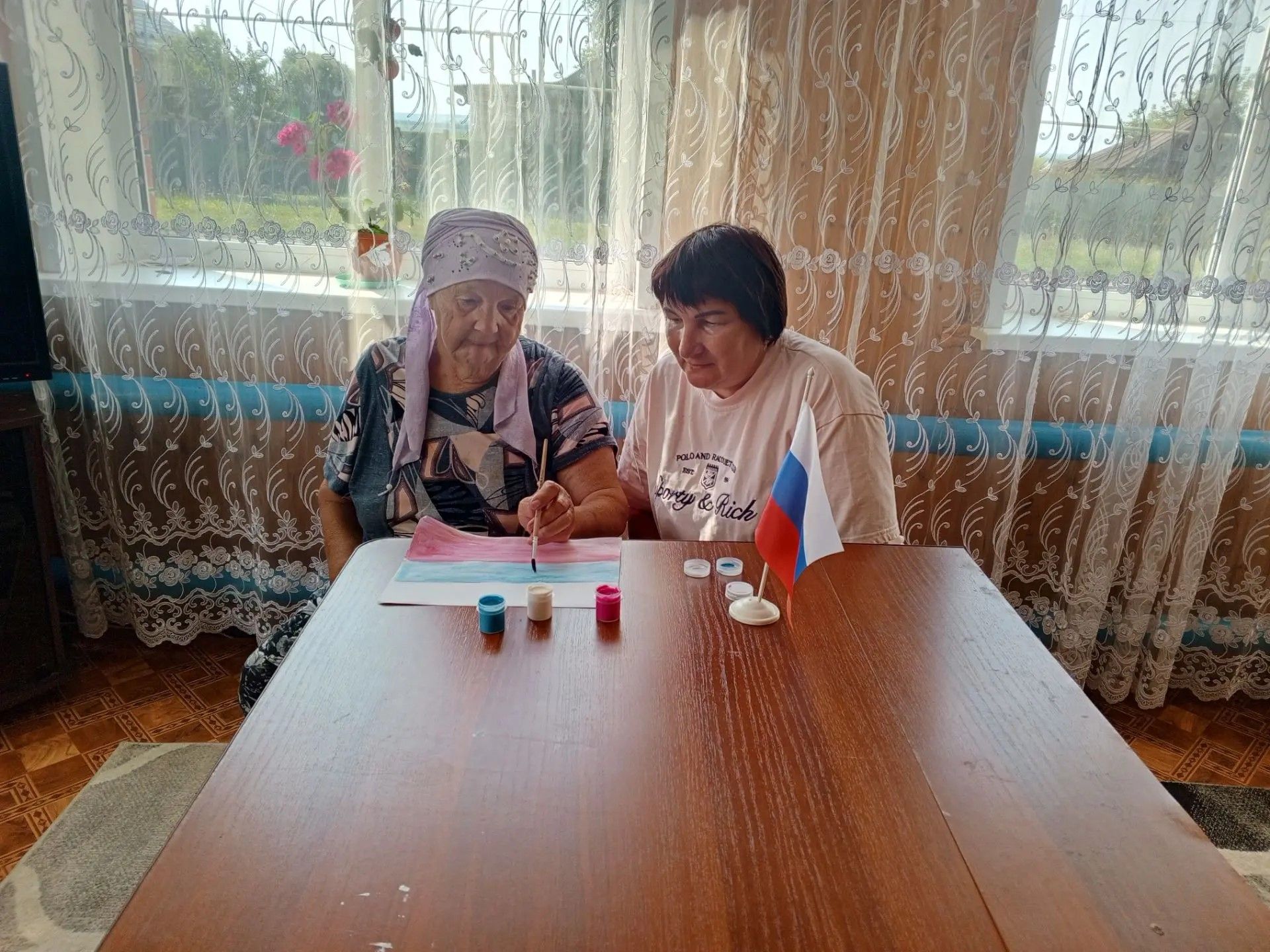 В КЦСОН «Радость» прошли мероприятия ко Дню флага России
