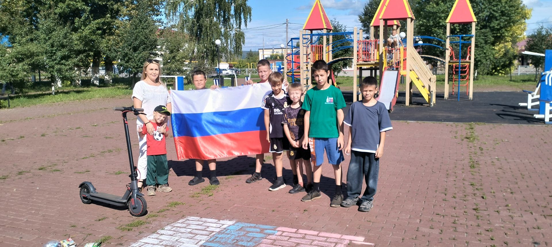 В парке Мирный нарисовали флаг России мелками
