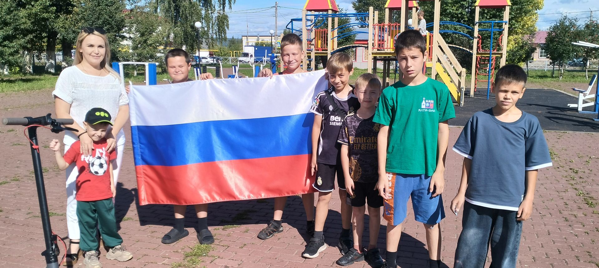 В парке Мирный нарисовали флаг России мелками