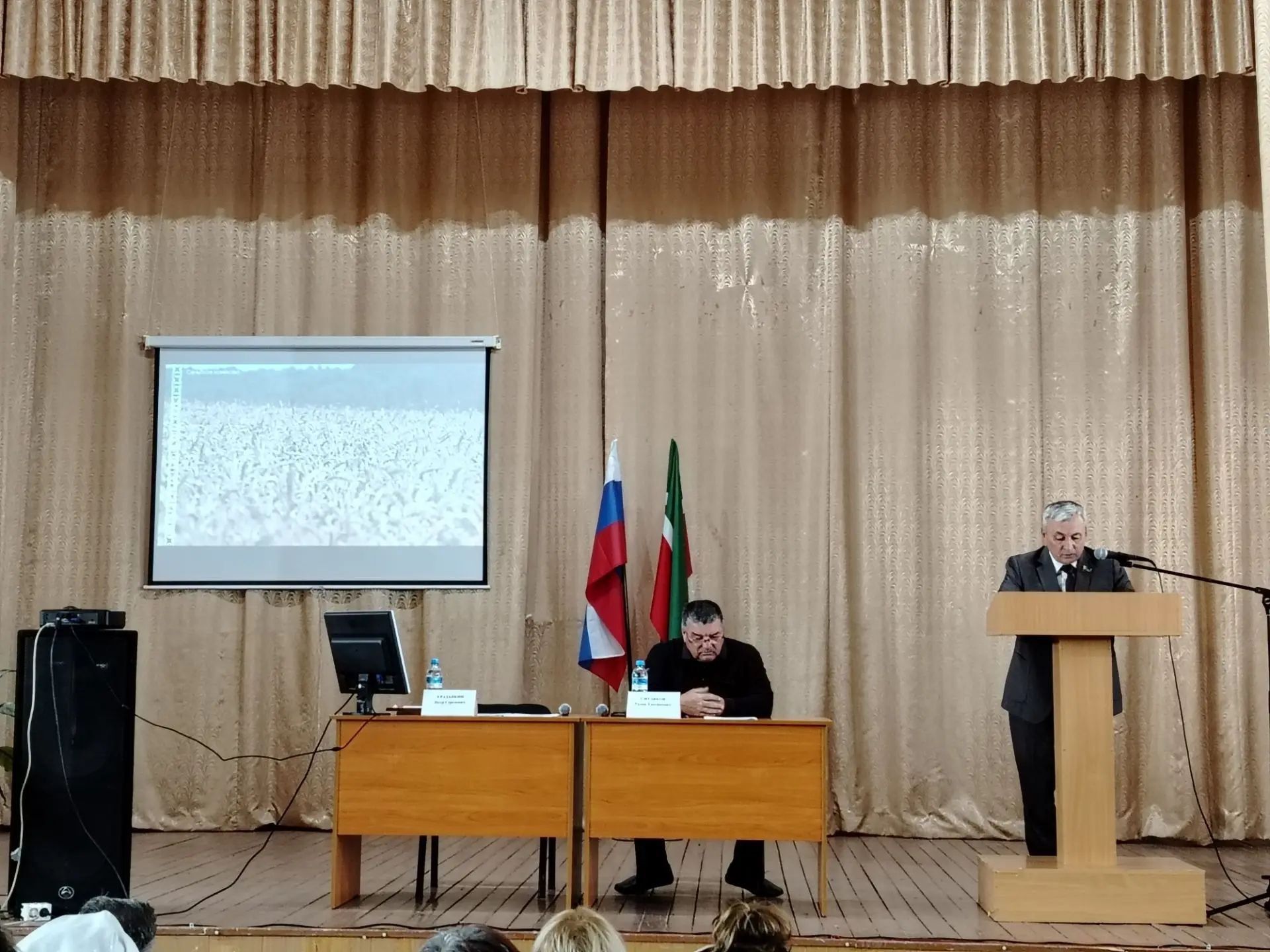 Дүрт-Мунча җирлегендә көнүзәк мәсьәләләр каралды һәм иң яхшы хезмәткәрләр билгеләп үтелде