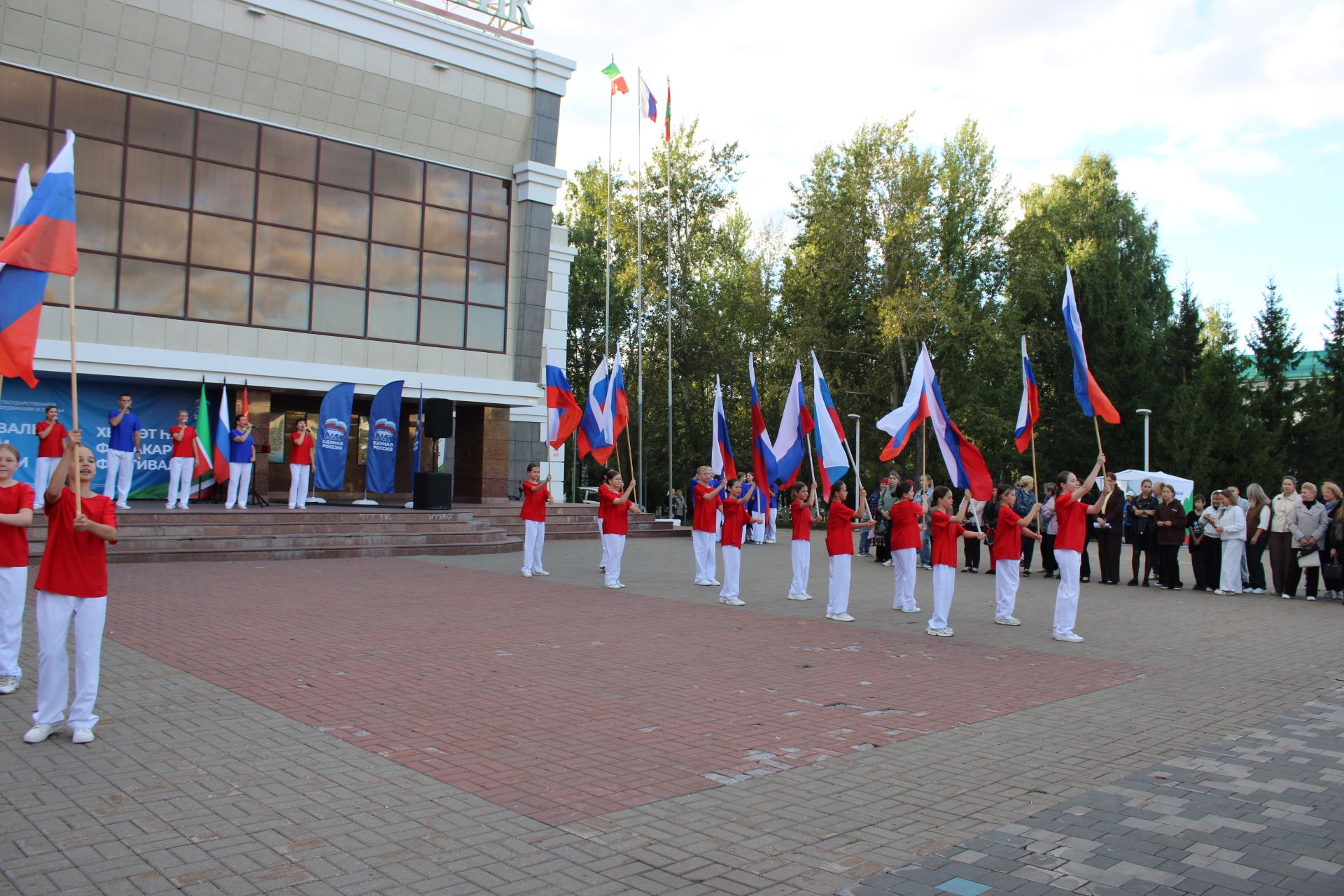 «Хезмәт һәм батырлык» фестивале: Зәйдә хезмәт кешеләрен хөрмәтләделәр