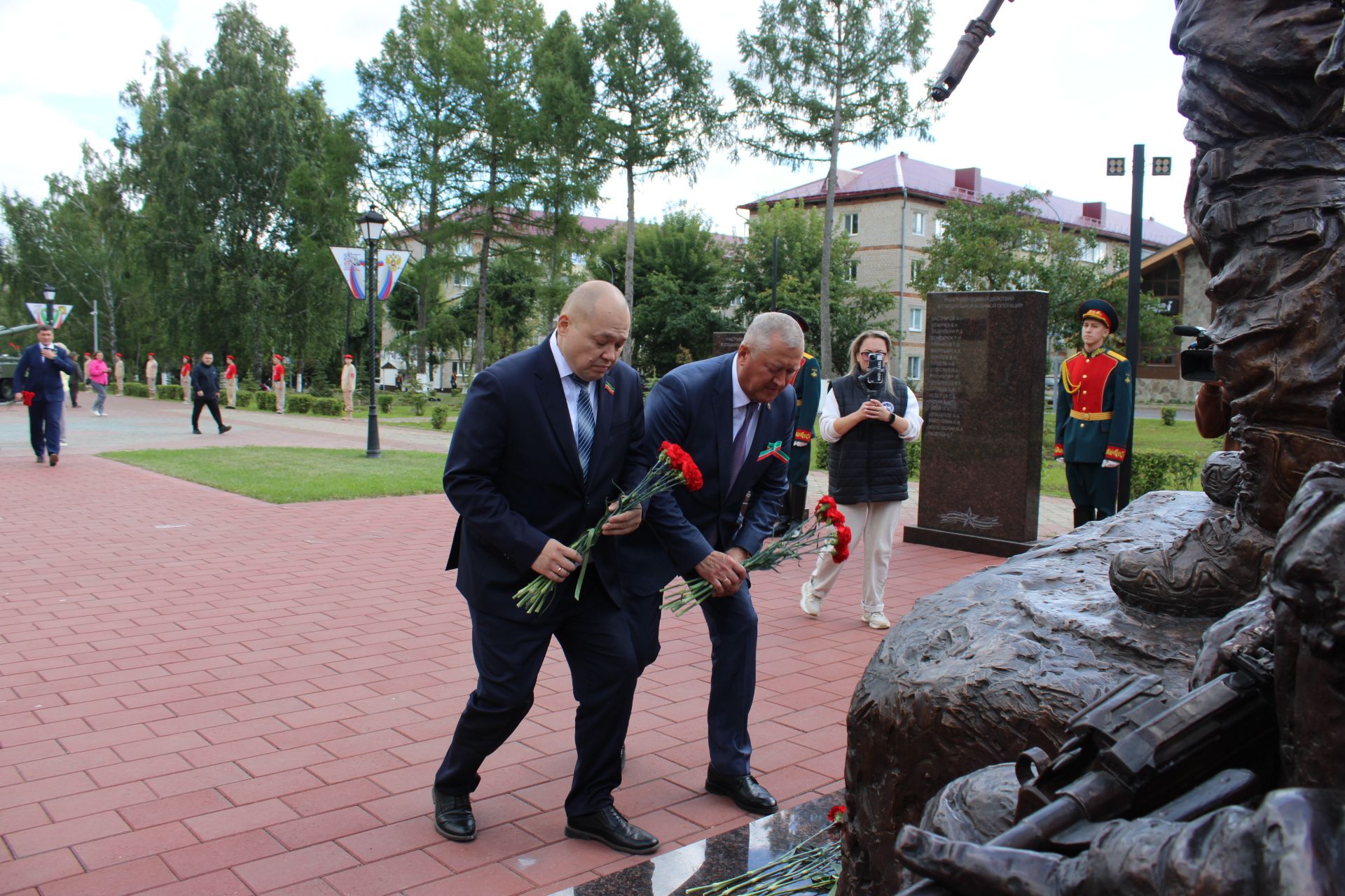 Зәйдә Республика көнендә яңа мемориал янында геройларны искә алдылар