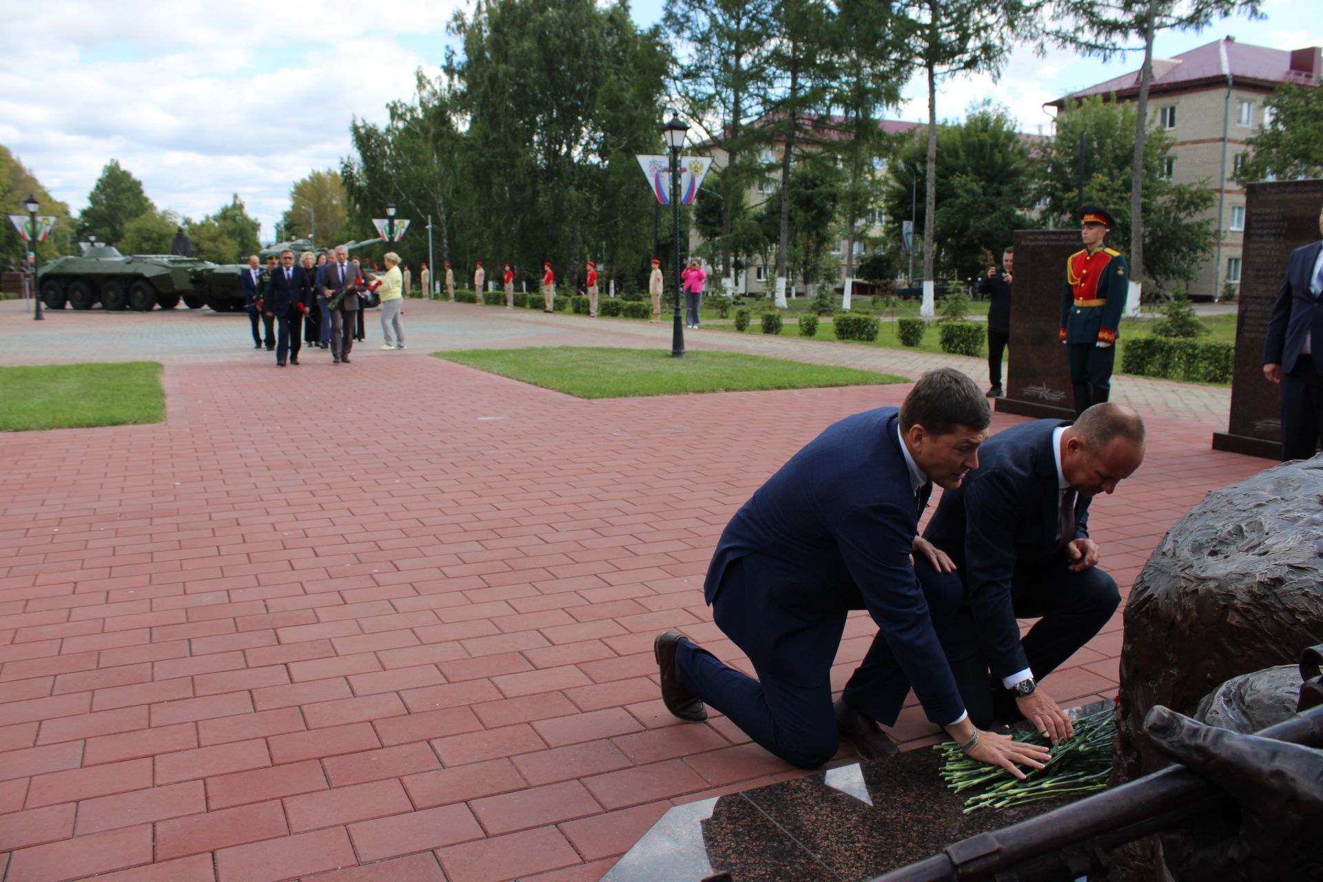 Зәйдә Республика көнендә яңа мемориал янында геройларны искә алдылар
