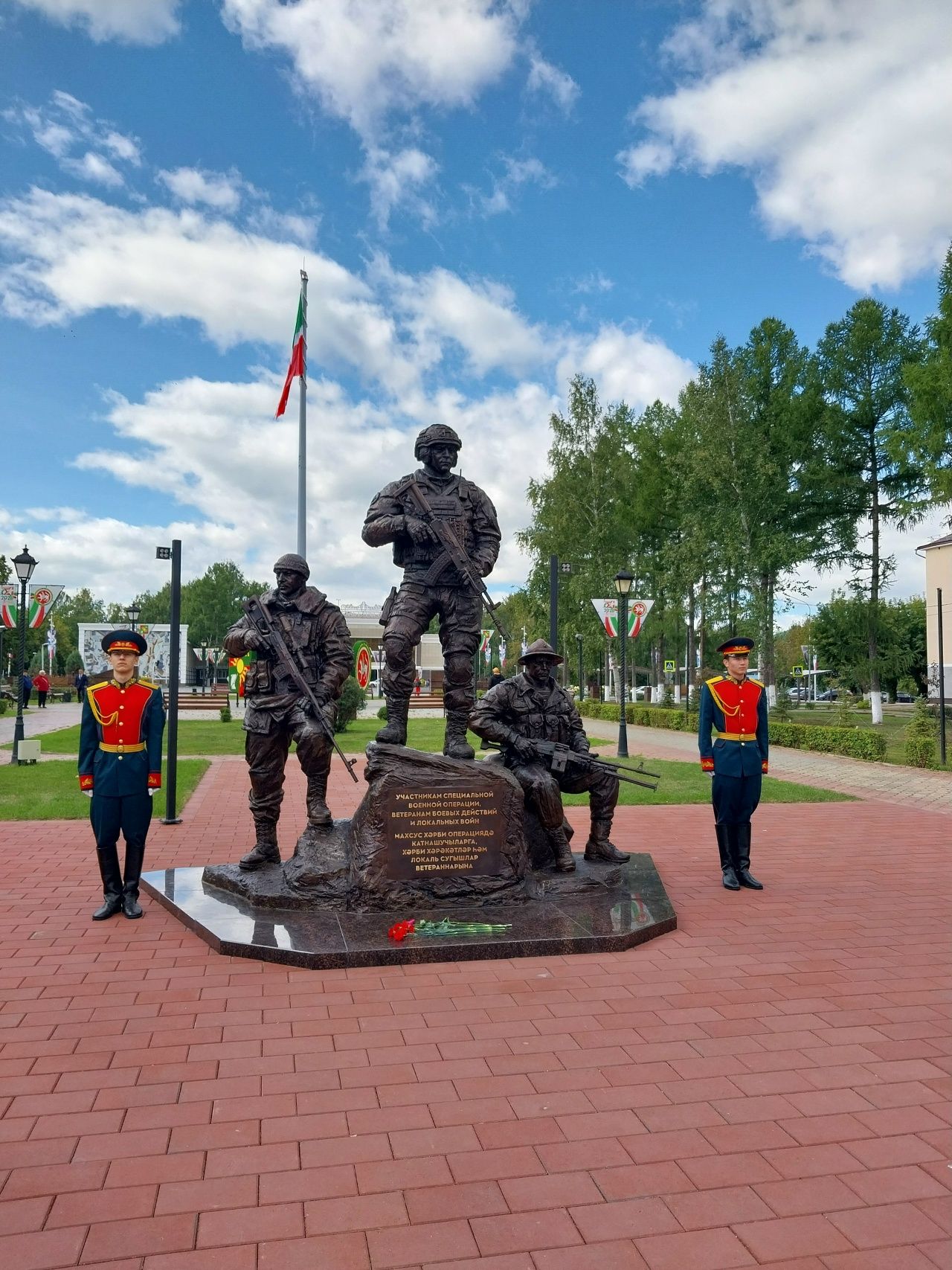Зәйдә Республика көнендә яңа мемориал янында геройларны искә алдылар