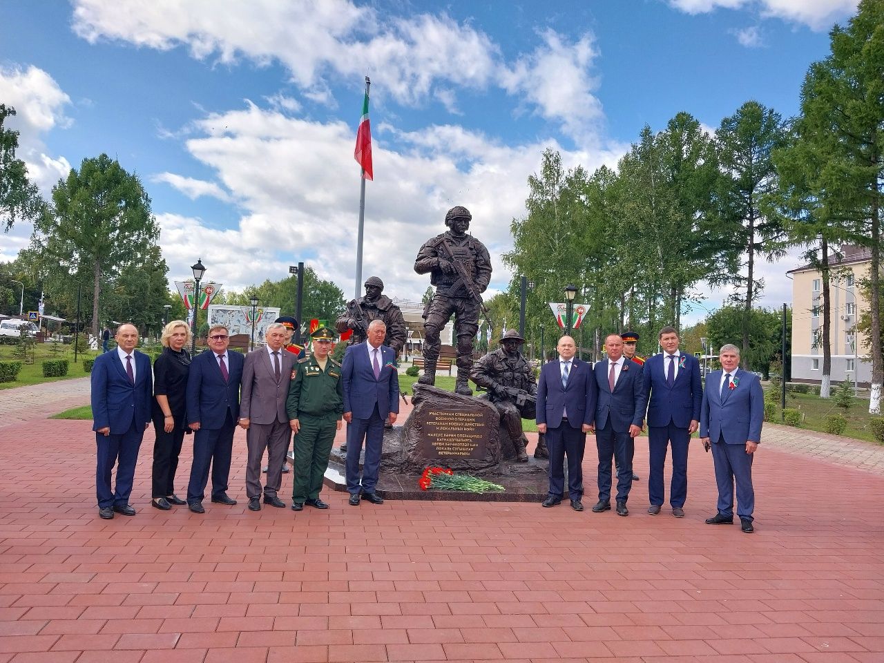 Зәйдә Республика көнендә яңа мемориал янында геройларны искә алдылар