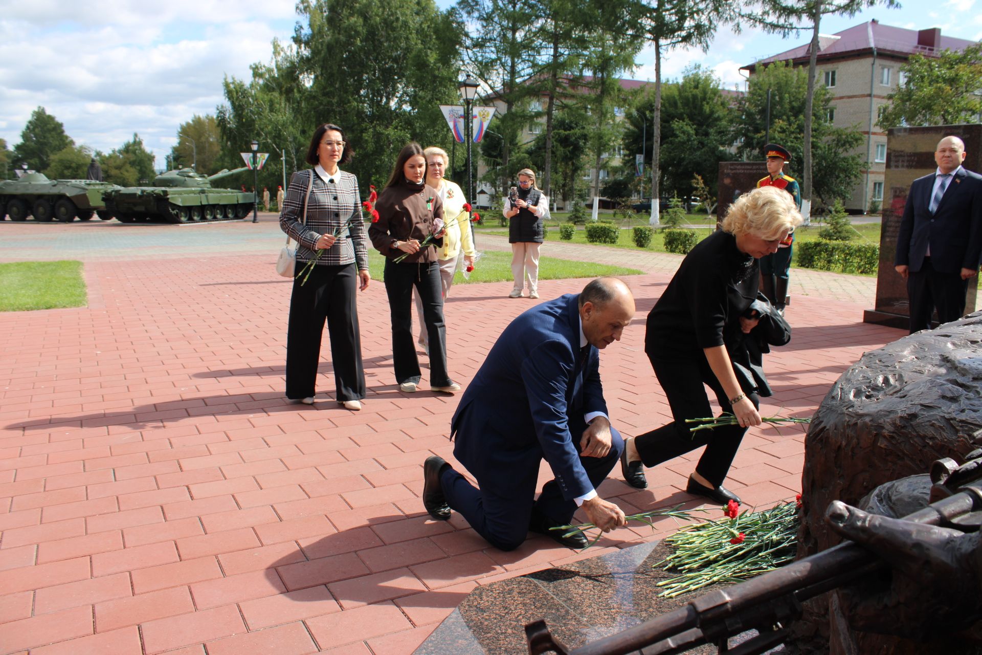 Зәйдә Республика көнендә яңа мемориал янында геройларны искә алдылар