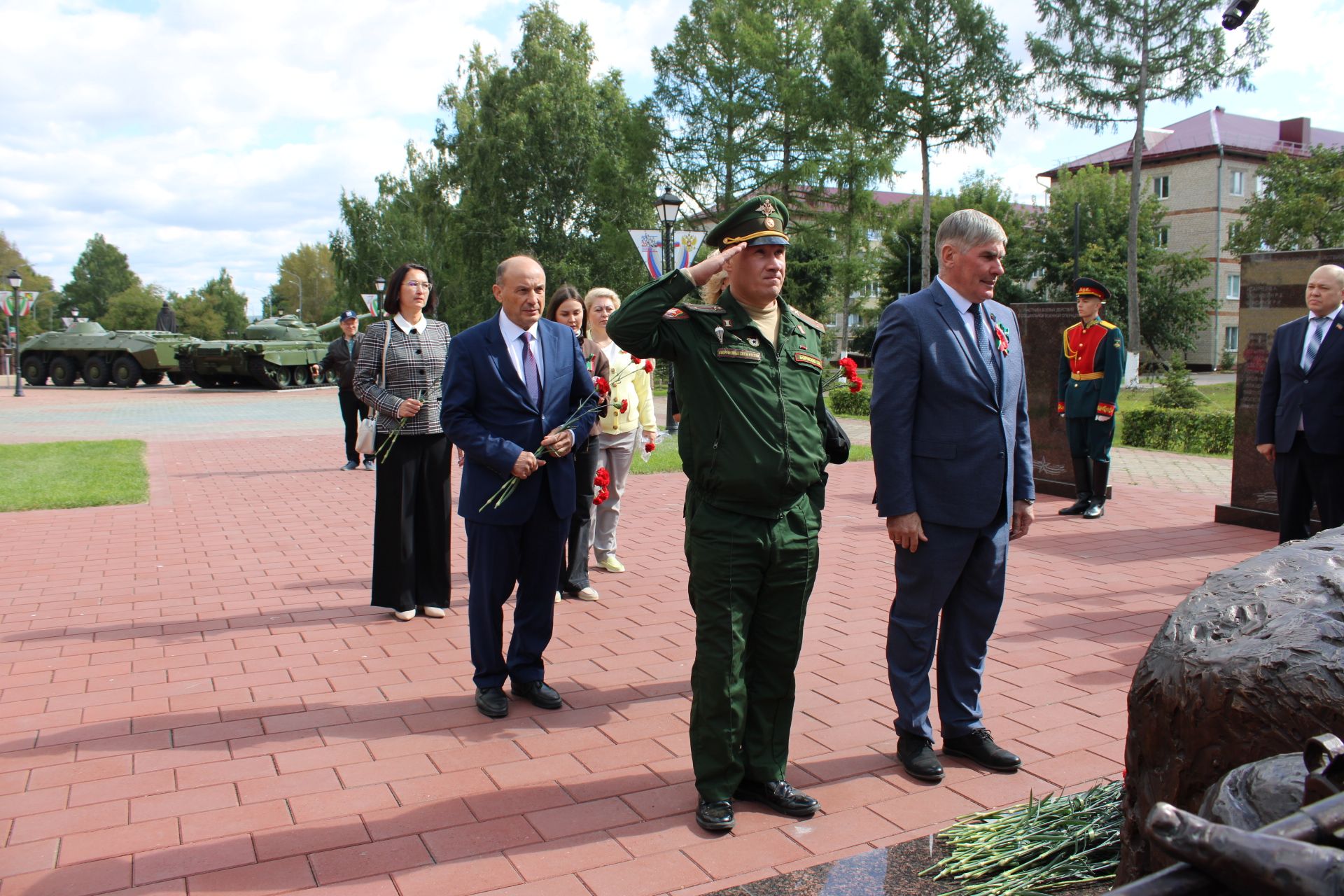 Зәйдә Республика көнендә яңа мемориал янында геройларны искә алдылар