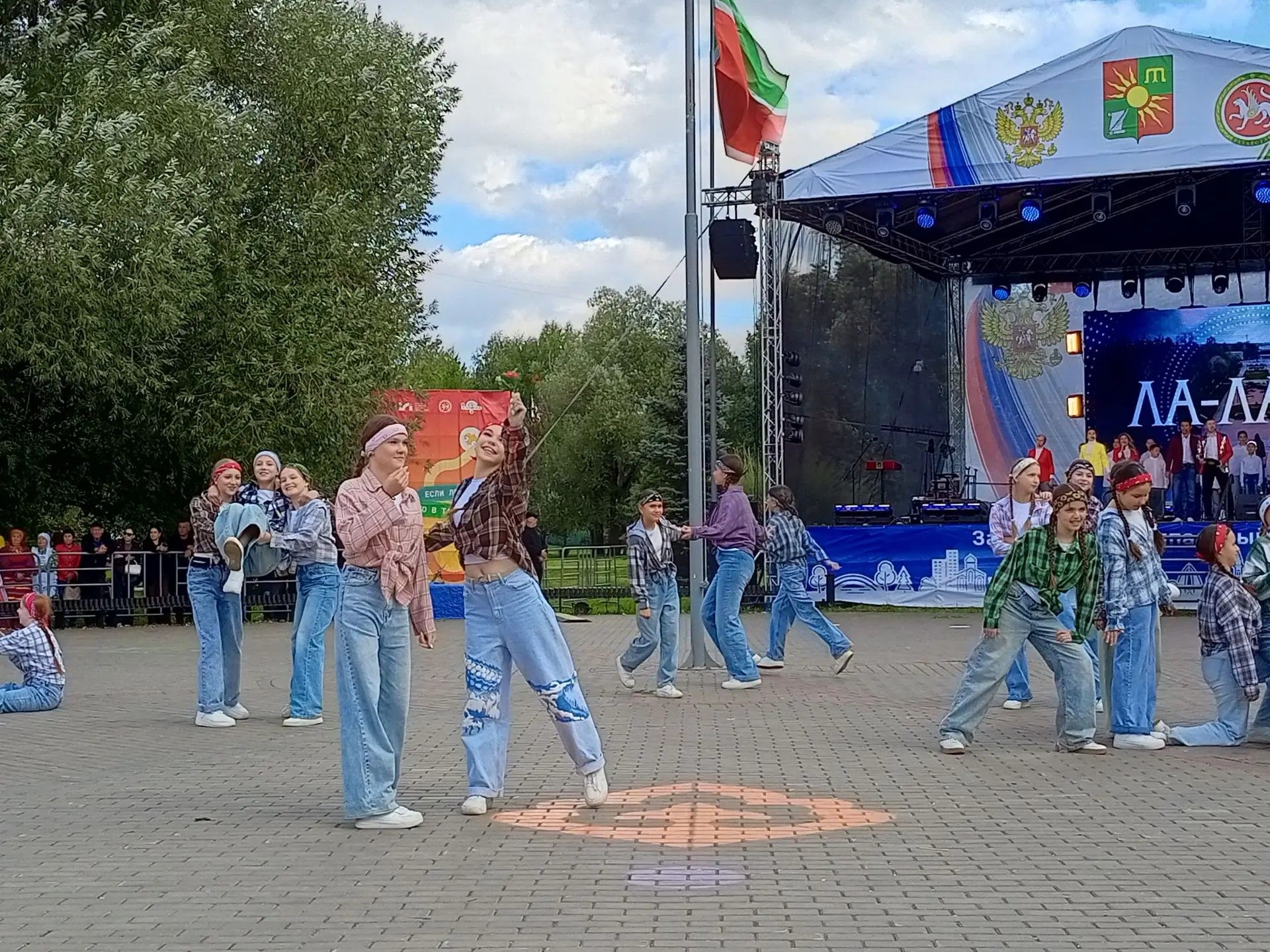 Хезмәт кешеләренә дан җырланды