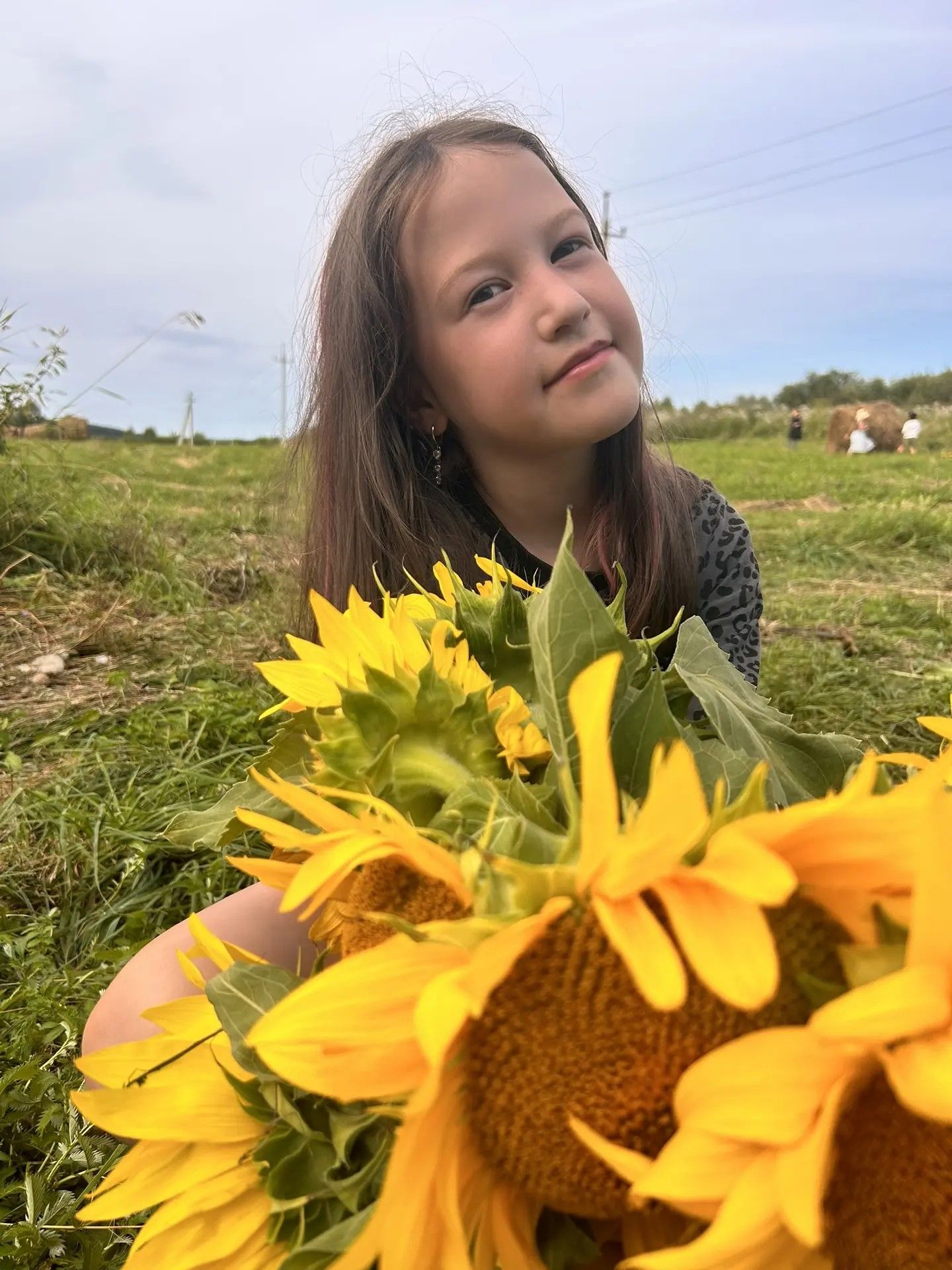 Библиотекарь из села Верхние Пинячи провела для детей яркую фотосессию с подсолнухами