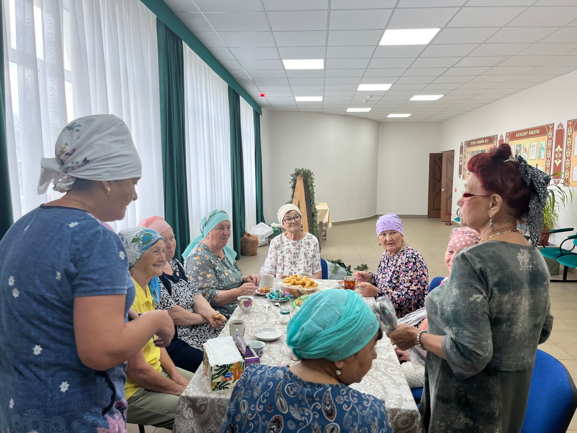 Югары Мәлемнең маскировка челтәрләре үрүчеләрен Разия апа бәлеш белән сыйлады