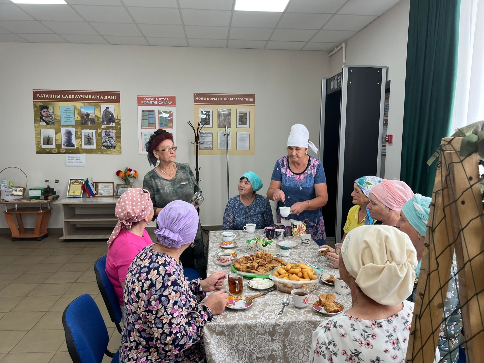 Югары Мәлемнең маскировка челтәрләре үрүчеләрен Разия апа бәлеш белән сыйлады