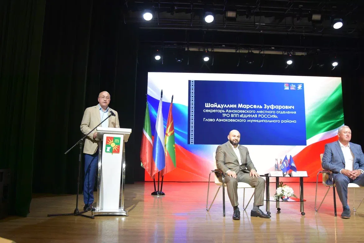 Зәй районы башлыгы Разиф Кәримов: «Дәүләт программаларын нәтиҗәле тормышка ашыру һәм халык мәнфәгатьләрен кайгырту - төп бурыч. Нәтиҗәгә эшлибез»