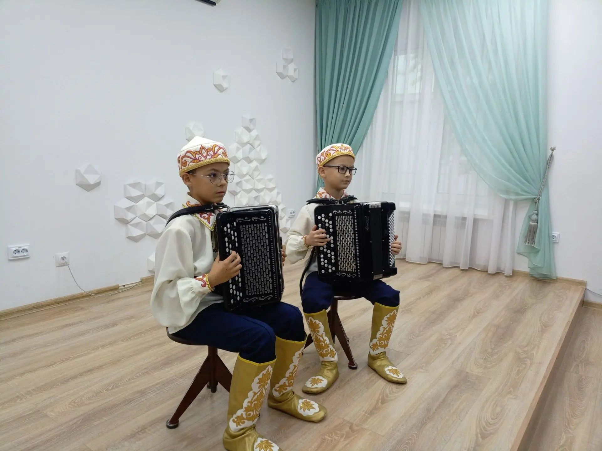 Ялчыгол укуларында катнашучылар Зәйнең истәлекле урыннарын карадылар
