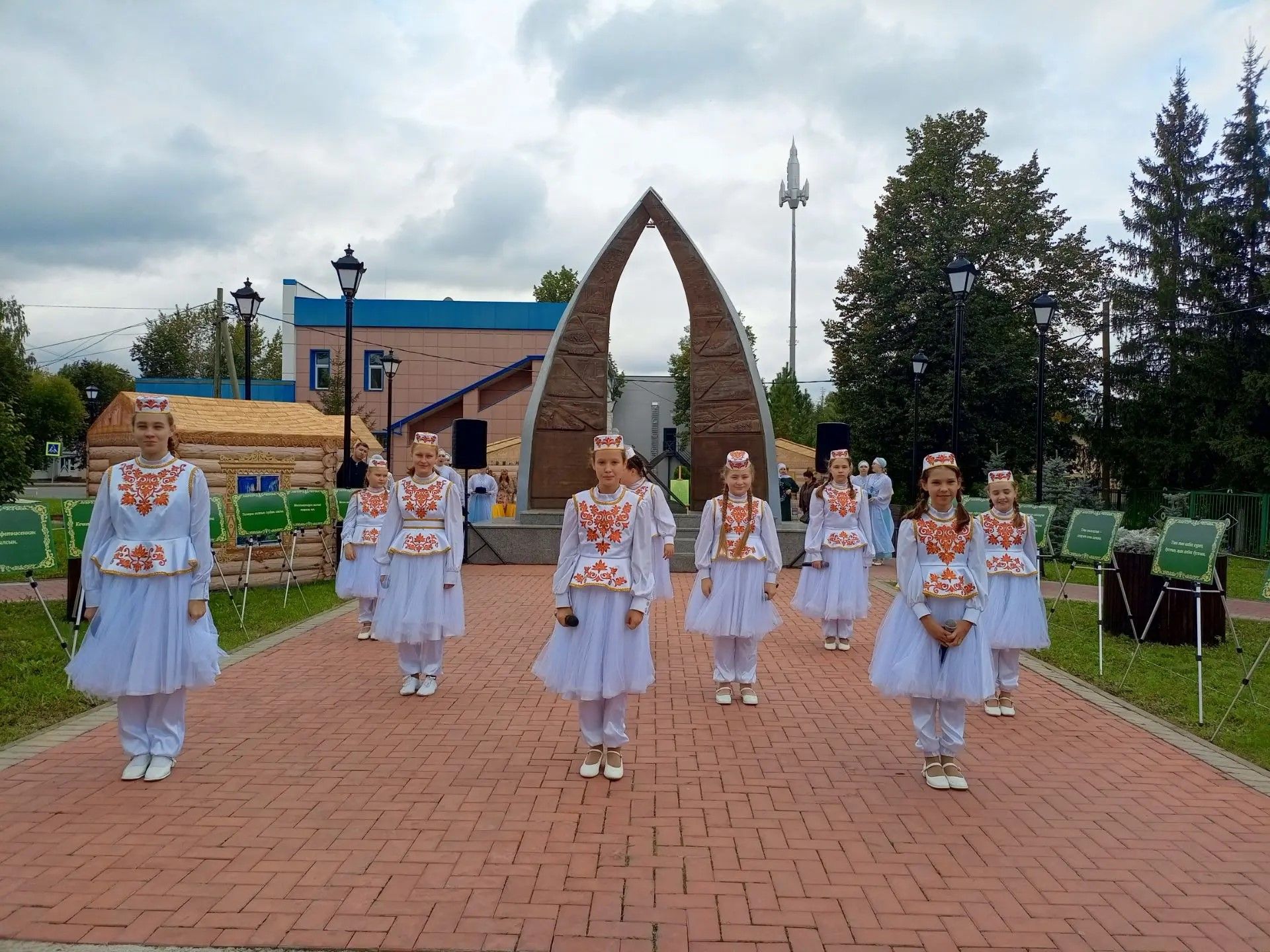 Ялчыгол укуларында катнашучылар Зәйнең истәлекле урыннарын карадылар
