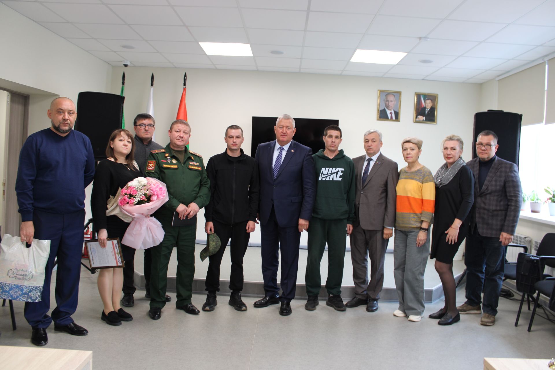 Геройларны кабул итү: район башлыгы ялга кайткан хәрбиләр белән очрашты