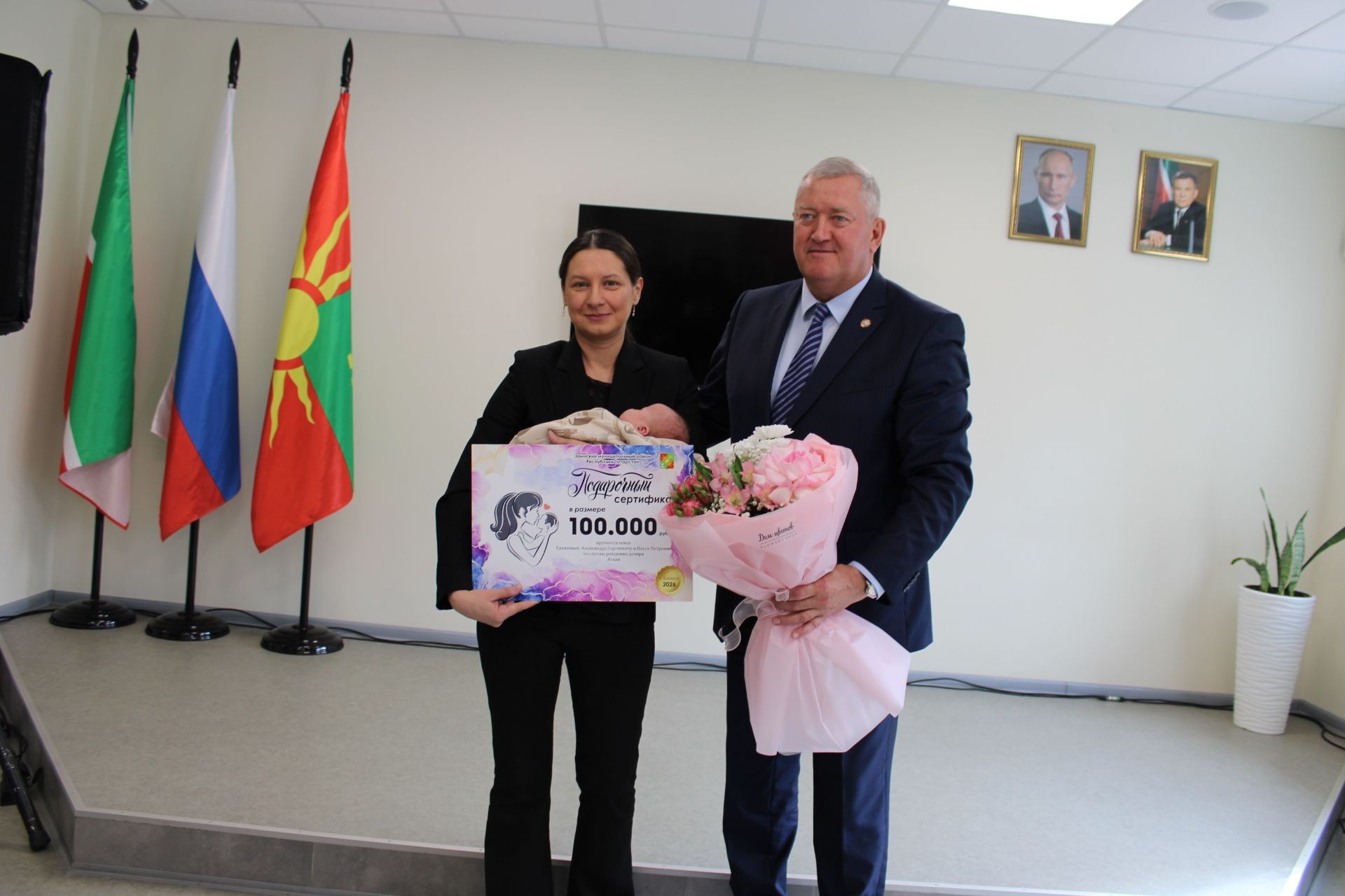 Зәйдә хәрби гаиләсендә яңа туган балага 100 мең сумлык сертификат тапшырылды