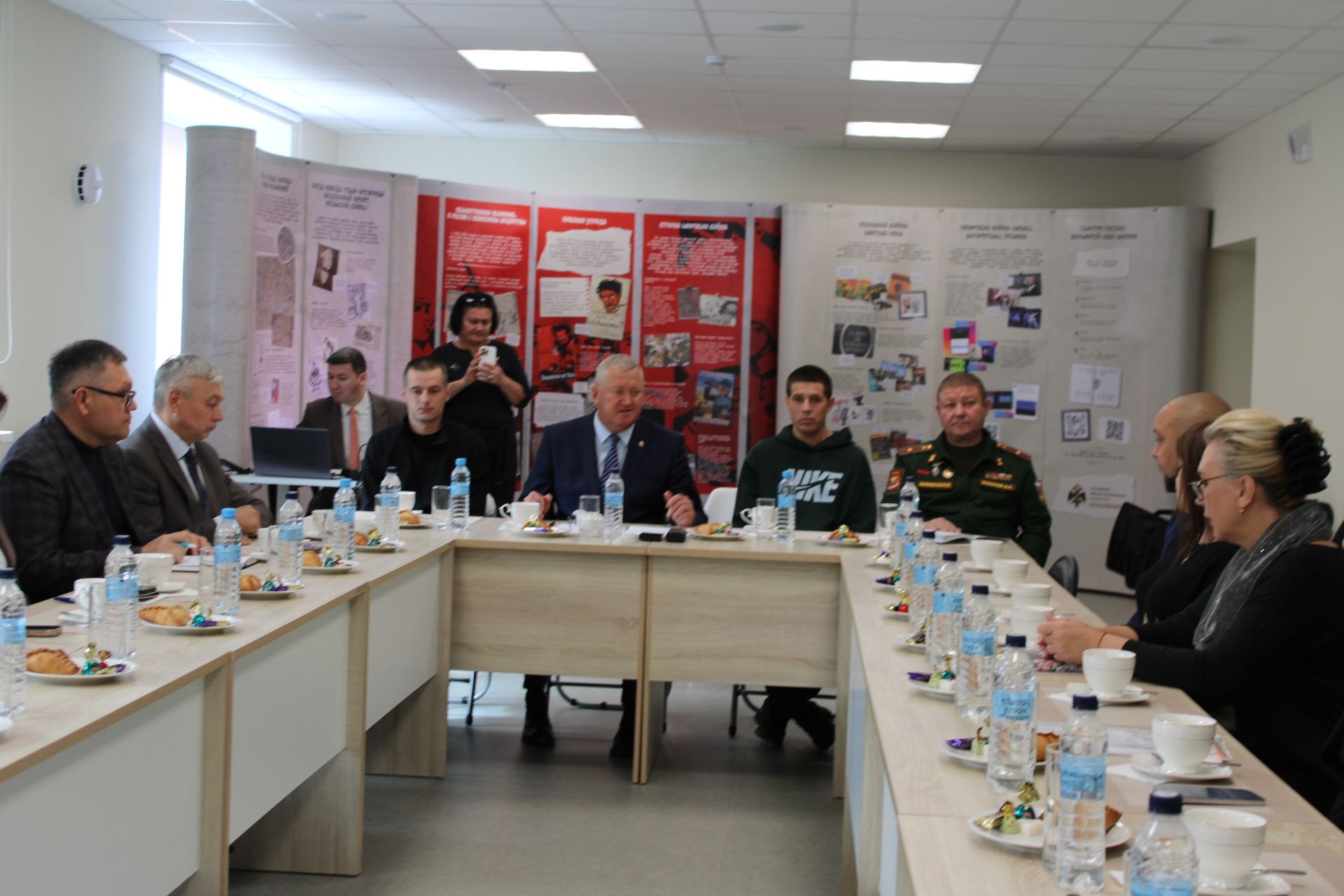 Геройларны кабул итү: район башлыгы ялга кайткан хәрбиләр белән очрашты