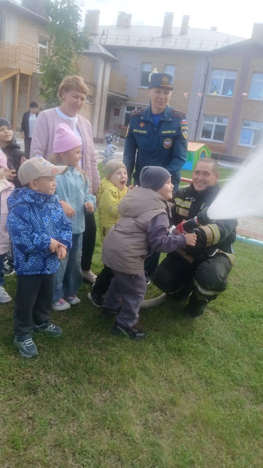 Пожарные показали дошколятам из «Дружной семейки» работу спецтехники