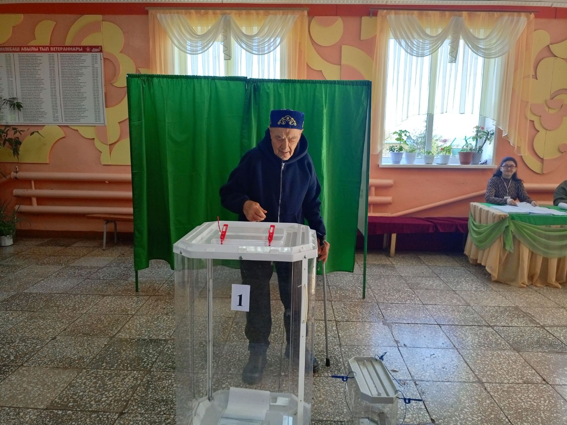 Имәнлебаш авылында сайлау участогы ачылганын көтеп торып сайладылар
