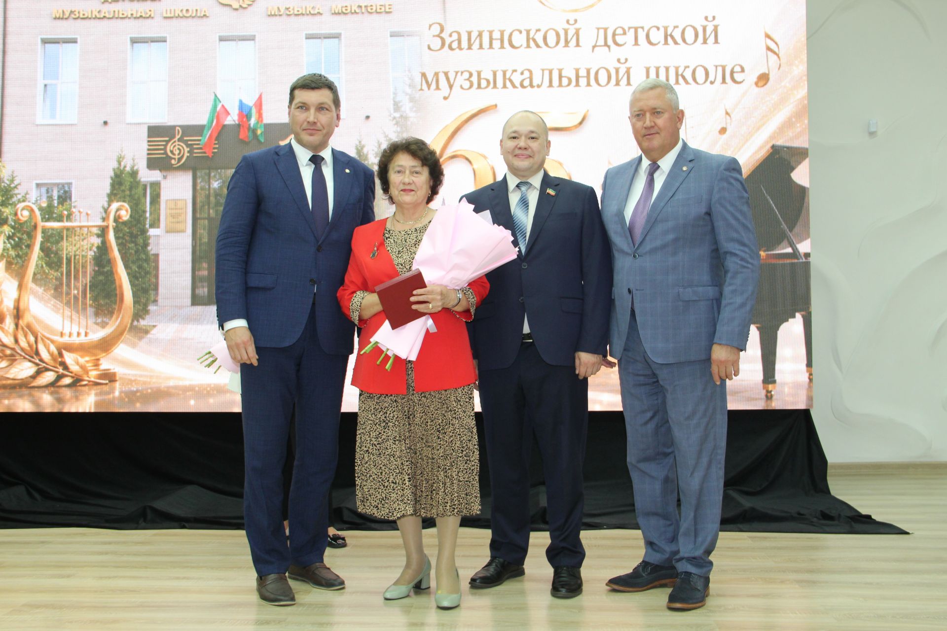 Зәйдә балаларны музыка сәнгатенә өйрәтүчеләр хөрмәтләнде