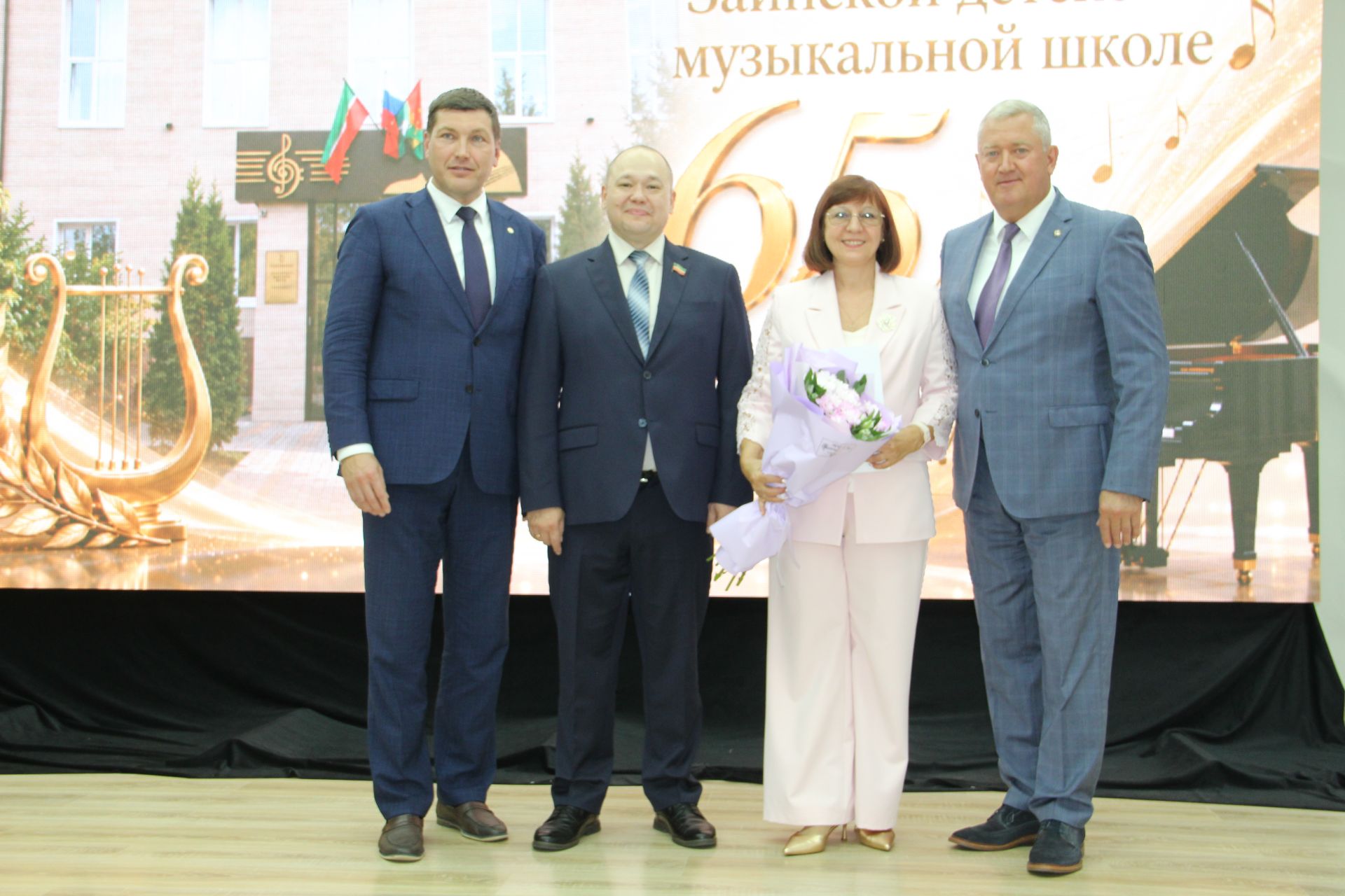 Зәйдә балаларны музыка сәнгатенә өйрәтүчеләр хөрмәтләнде