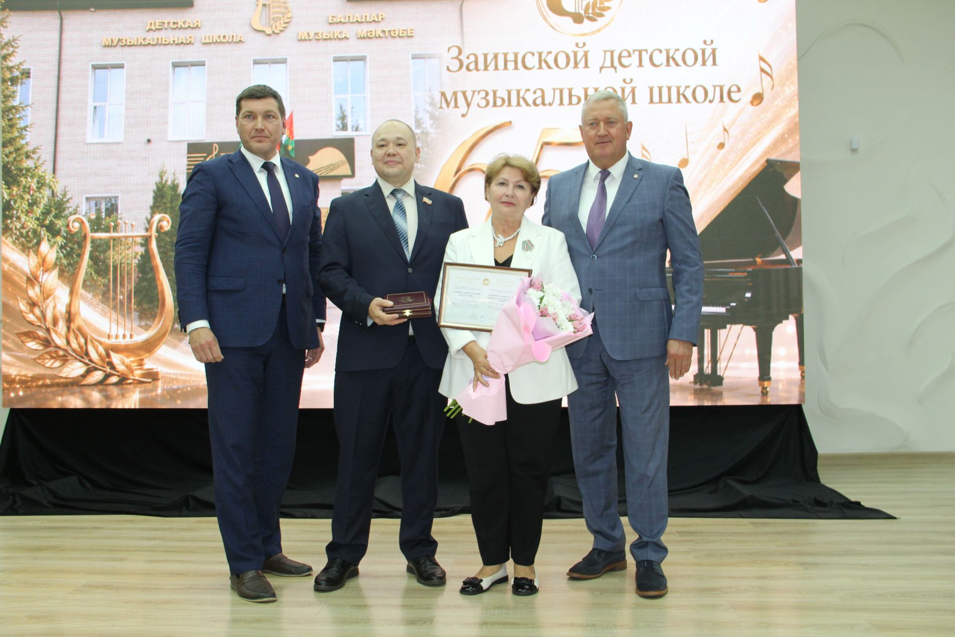 Зәйдә балаларны музыка сәнгатенә өйрәтүчеләр хөрмәтләнде