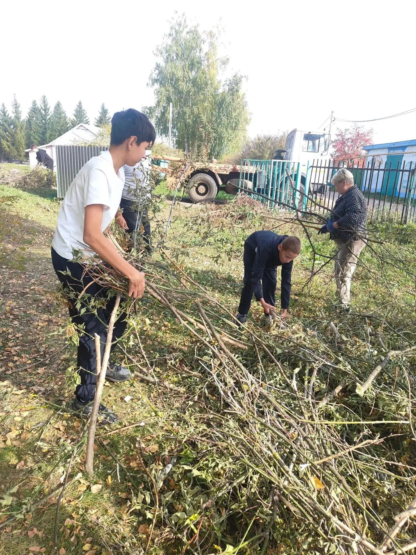 Жители микрорайона Мирный провели субботник в рамках недели добра