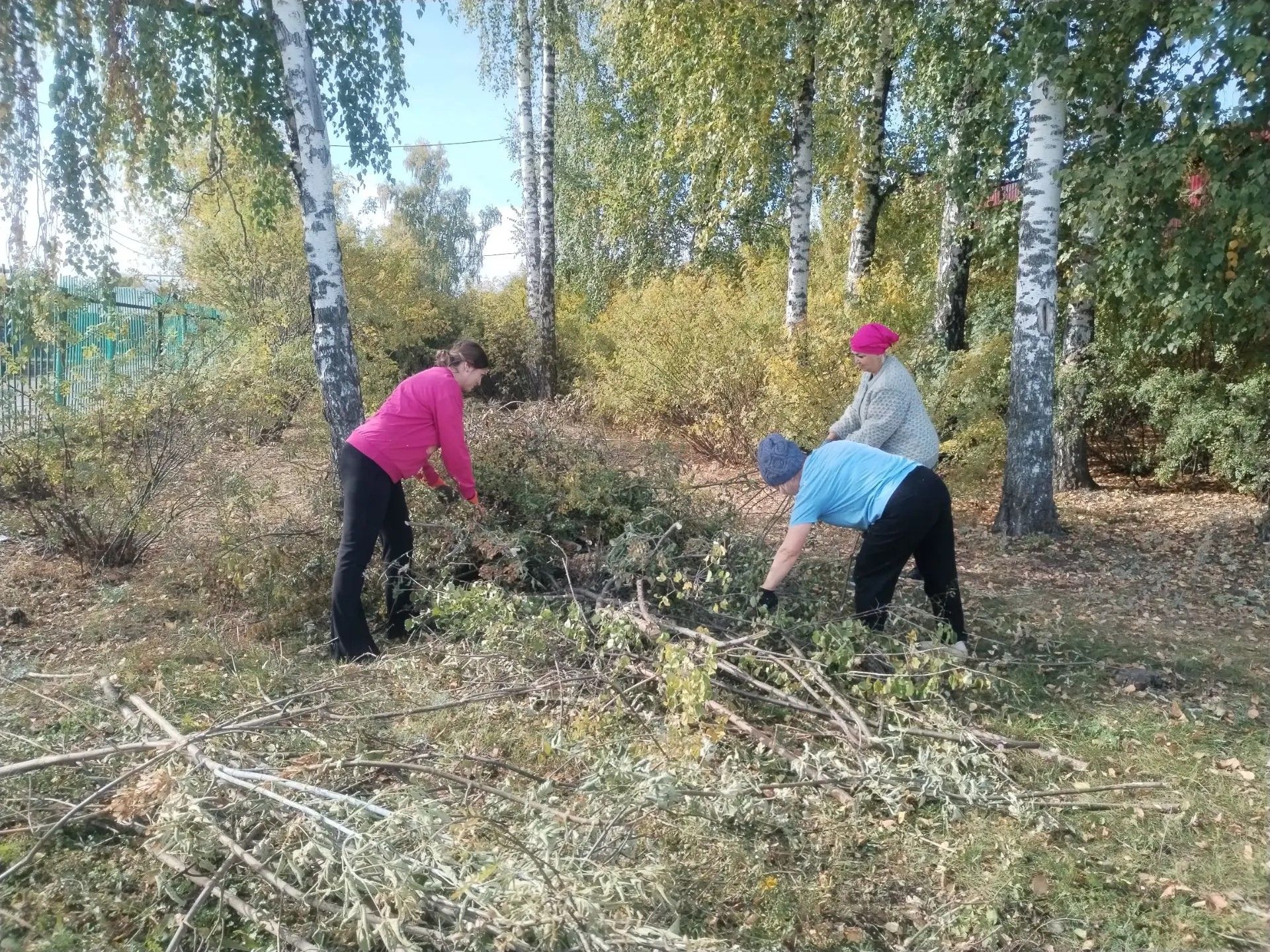 Жители микрорайона Мирный провели субботник в рамках недели добра