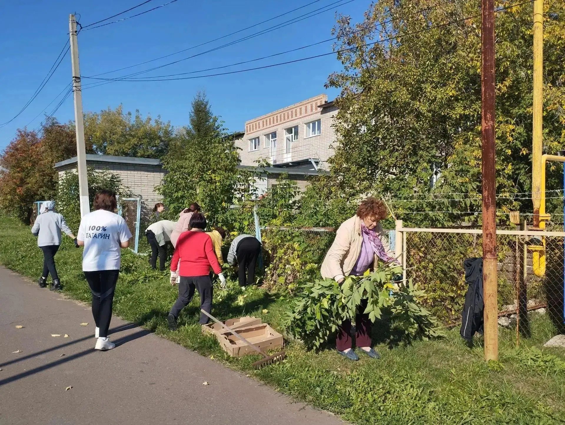 Жители микрорайона Мирный провели субботник в рамках недели добра