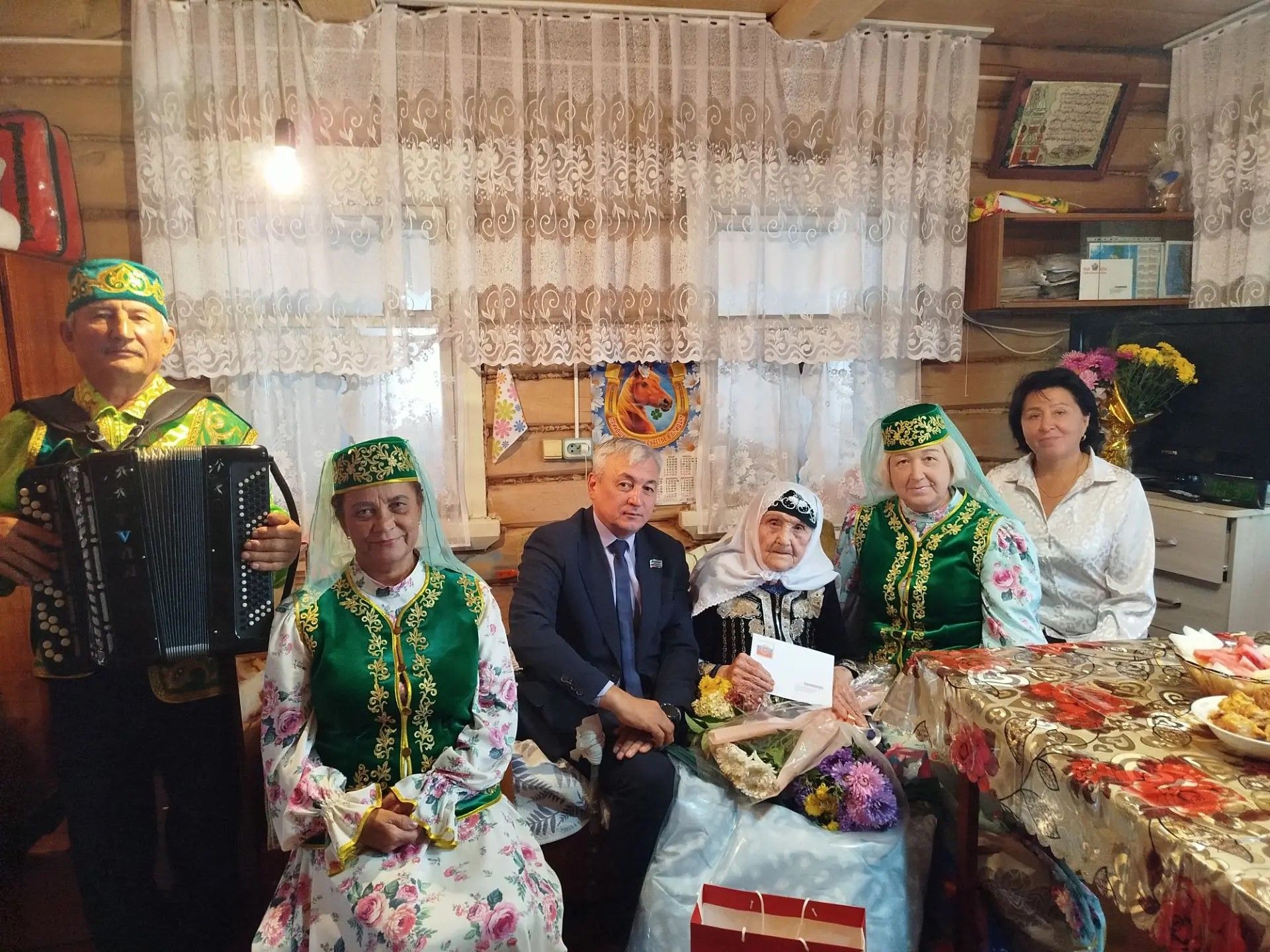 Куш-Елгадан Икълимә әбине 97 яше белән котладылар