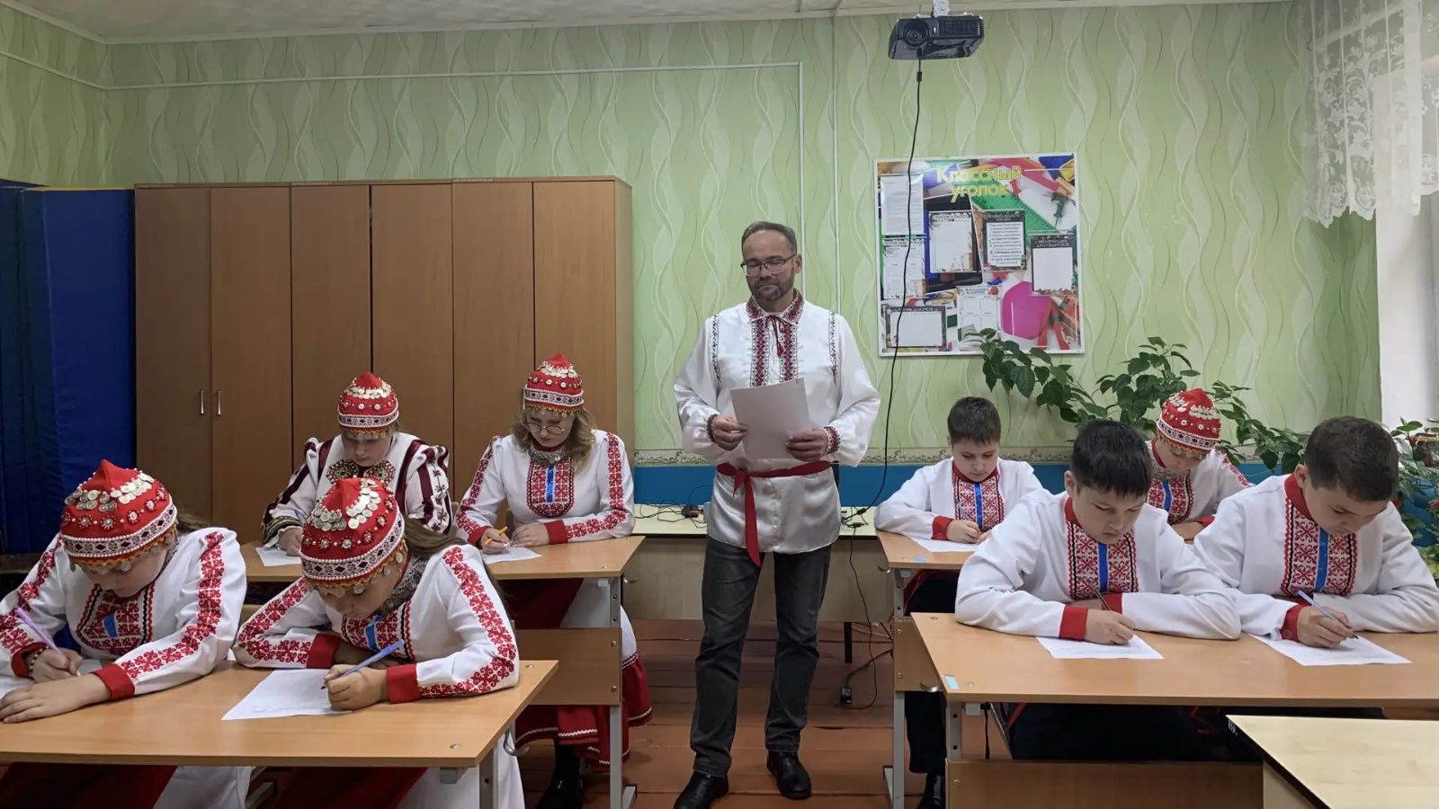 Зәйдә төрле милләттән булганнар үз туган телендә диктант язды