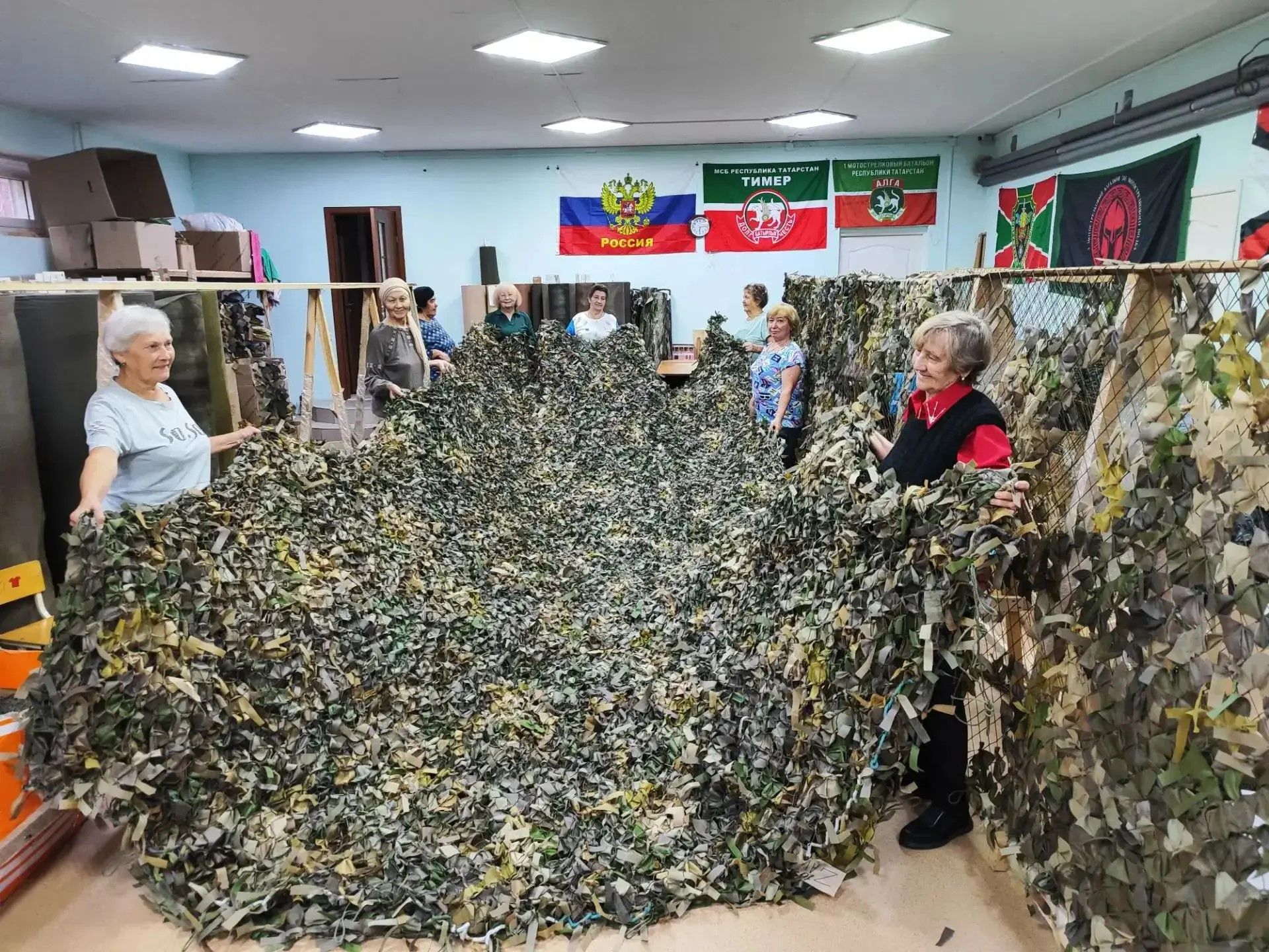 «Зәй сезнең белән» волонтерлары ике көндә 10×6 метрлы маскировка челтәре үрде