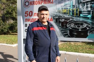 Электрогазосварщик Валентин Большаков трудится на колесном заводе в Заинске 37 лет