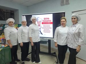Зәй студентлары пешекчеләр көнендә кондитер ризыклары күргәзмәсе оештырды