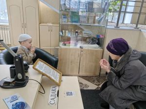 Кечкенә Рамазан Коръән укый