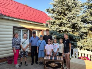 В Заинском районе дети познакомились с мастером по изготовлению сундуков