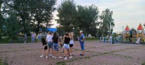 Летнее настроение: танцы объединили молодых и старших