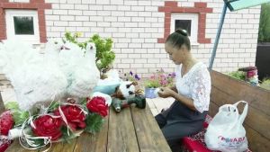 Двор заинской мастерицы превратился в сказочный парк