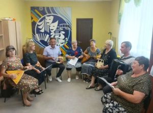 В ГДК Мирного прошла музыкальная завалинка «Родные напевы» с гармонью и частушками