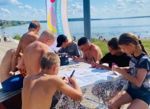 На набережной города прошёл летний мастер-класс по оформлению брелков