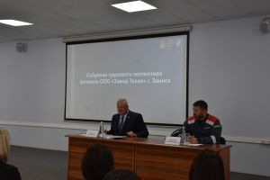 Зәйдә «Техно» заводының иң яхшы хезмәткәрләренә район башлыгы бүләкләр тапшырды