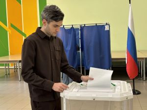 Врач Заинской ЦРБ Алексей Никитин проголосовал на участке №1454 в Заинске