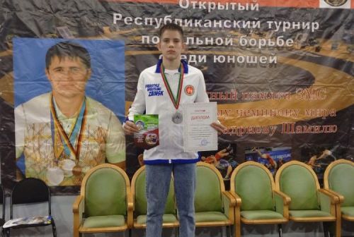 Заинский спортсмен стал серебряным призёром республиканского турнира по борьбе