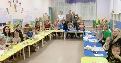 В детском саду Заинска дошколят научили делать новогоднее украшение на ёлку из пряников