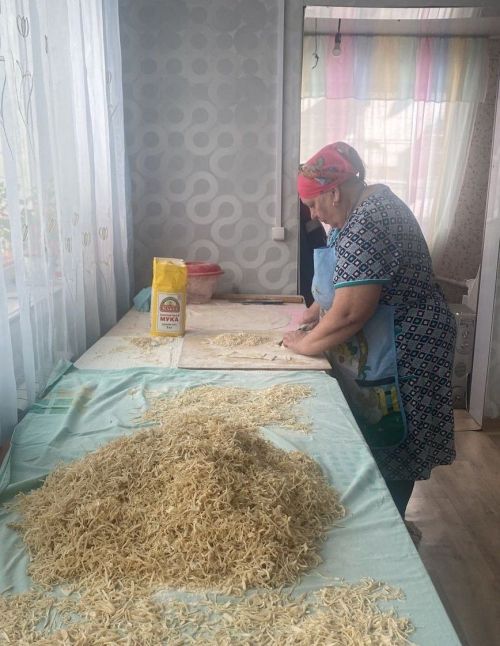 Кәрәкәстән Гөлчәчәк апа хәрбиләргә җибәрер өчен 130 йомыркага токмач кискән